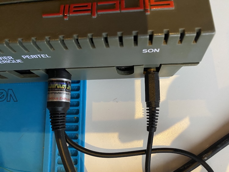 Câble péritel RetroComputerShack branché sur le ZX Spectrum