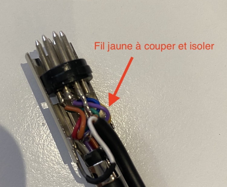 Fil jaune à couper et isoler dans la prise DIN